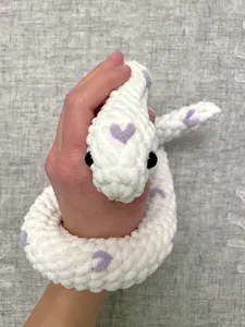 Вязаная игрушка амигуруми Змея / Змейка с сердечками / белый 60 см