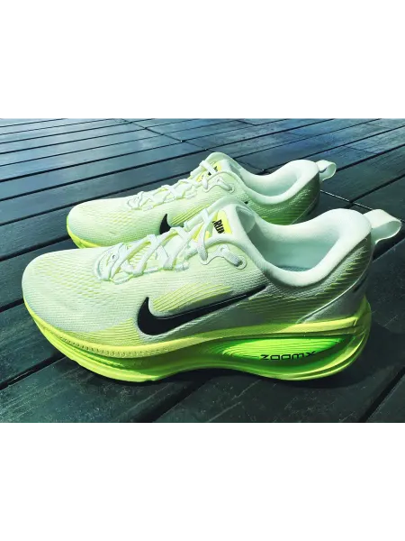 Nike Vomero 18 Кроссовки для бега зеленые