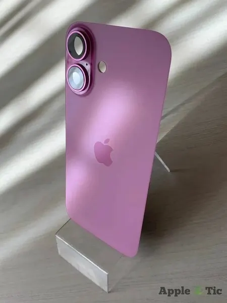 Задняя крышка iPhone 16 в сборе с окошками камеры (Pink) розовая