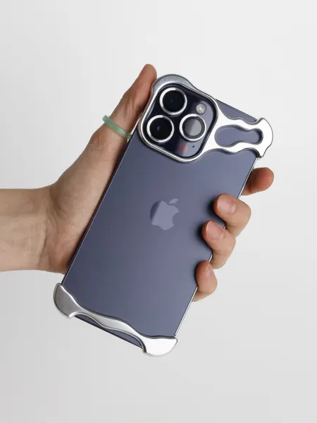 Чехол на iPhone 17 металлический с защитой камеры и поддержкой беспроводной зарядки