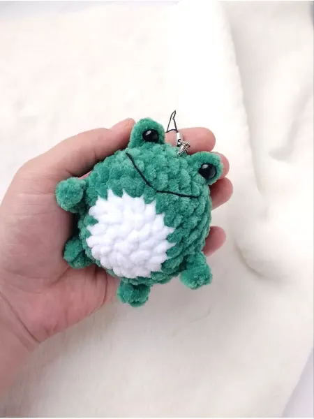 Вязаная игрушка брелок Жаба