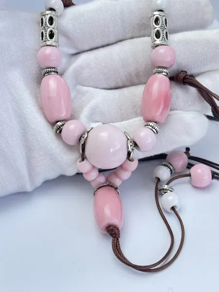 Бусы на шнурке розовые