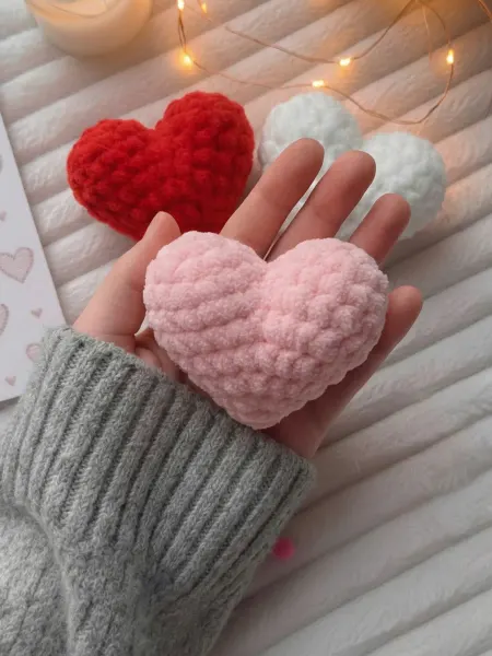 Вязаная игрушка ручной работы брелок-сердечко (сердце)