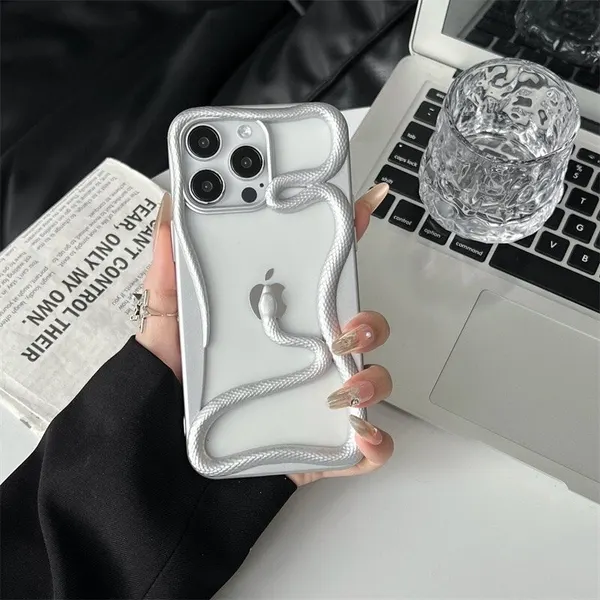 Чехол матовый серебристый цвета на iPhone 13 с змеиным принтом, пластик