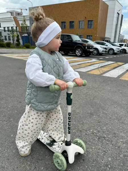 CHICKIDDY Брюки широкие детские в цветок джинсы на резинке
