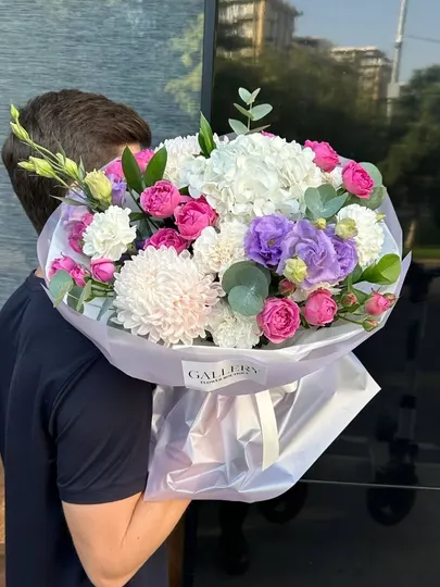 Нежный букет из хризантем и эустом