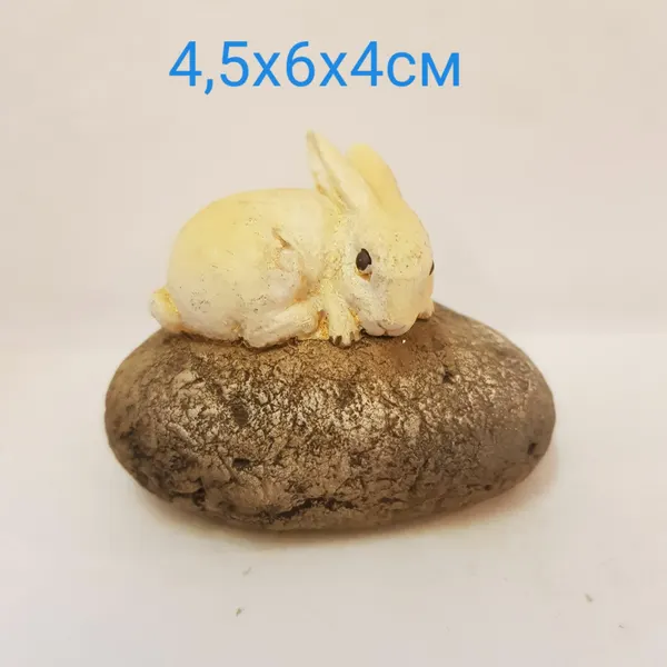 Фигурка декоративная "Кролик на камушке" ручная работа, литовская керамика 4,5х6х4см, 1245