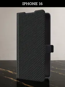 Чехол-книжка на Apple iPhone 16 (Айфон 16) с картой и принтом "Черный карбон"