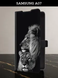 Чехол-книжка на Samsung A07 (Самсунг А07) с картой и принтом "Львиная пара"
