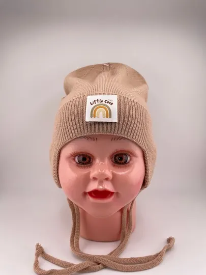 Детская трикотажная шапка с завязками и нашивкой “Little Coco”