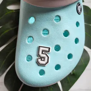 Джибитсы на crocs цифры с номером