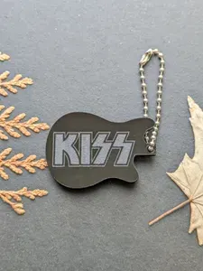 Брелок "Kiss", акриловый, чёрный, 5 см x 3,5 см