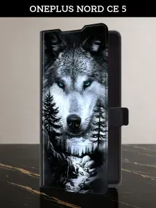 Чехол-книжка на OnePlus Nord CE 5 (ВанПлас Норд СЕ 5) с картой и принтом "Волк в зимнем лесу"