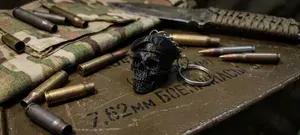 Брелок череп в берете