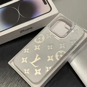 Чехол на Айфон 12 / iPhone 12 белый с Логотип LV силиконовый ударопрочный