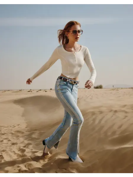 Джинсы клёш с разрезами и декоративной строчкой gloria jeans