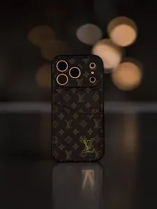 Коричневый чехол Louis Vuitton для iPhone 17 Pro с картхолдером экокожа, защита камеры, золотой логотип, фирменная коробка