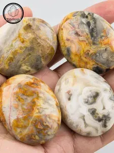 Palm stone из агата Крейзи Лейс Размер M - Камень радости и творчества