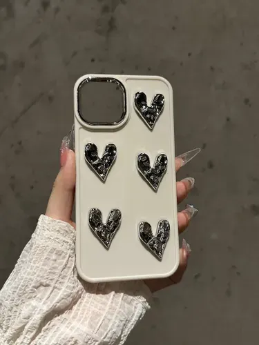 Чехол на iPhone 13 с сердечками