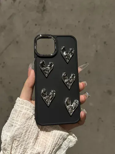 Чехол на iPhone 15 с сердечками