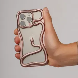 Чехол розового цвета на iPhone 14 Pro Max в виде змеи, Змеиный принт стильный чехол для вашего смартфона с изображением змеи.
