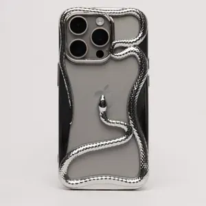 Чехол серебристого цвета на iPhone 16 Pro в виде змеи, Змеиный принт стильный чехол для вашего смартфона с изображением змеи.