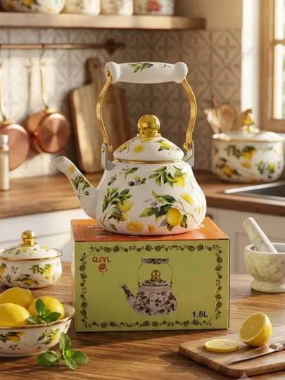 Элегантный кухонный чайник для плиты, выполненный в средиземноморском или прованском стиле