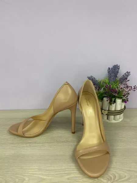Favorito Shoes Бежевые туфли на высоком каблуке с открытым носом