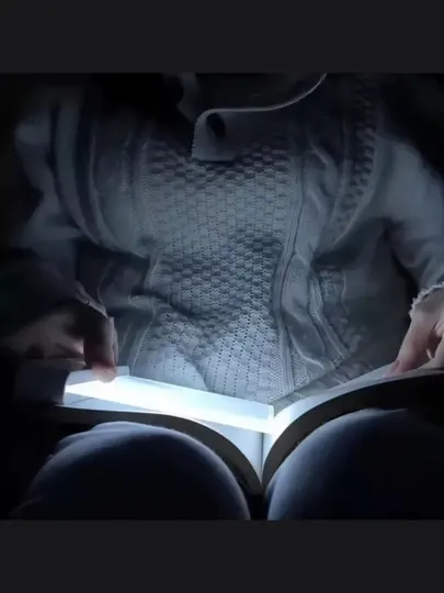 Книжный светильник, полезная для тех, кто читает ночью; она крепится к книге