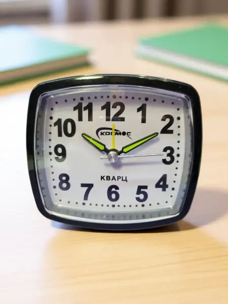 TimeWall Будильник черный с крупными цифрами на батарейке