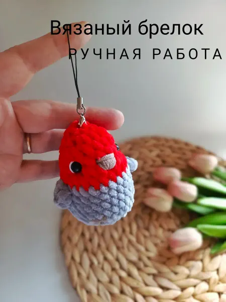 Птичка вязаный брелок. Ручная работа