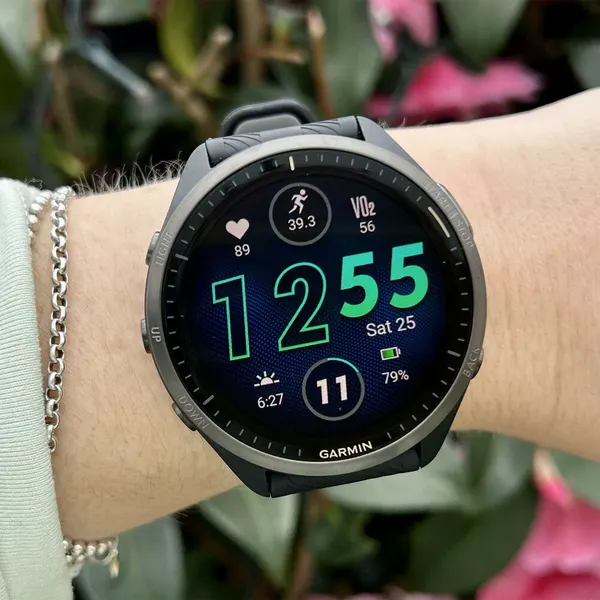 Смарт-часы Garmin Forerunner 965 AMOLED, темно-серые, титановый безель с DLC-покрытием, 010-02809-10, европейская версия
