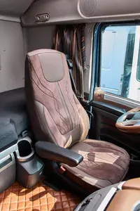 Чехлы Люкс для автомобильных сидений DAF XF 106. Коричневый цвет, коричневая вставка. Экокожа - 2шт в комплекте (пассажир+водитель). Даф