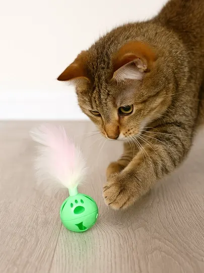 Игрушка для кошек «Мячик с перьями»