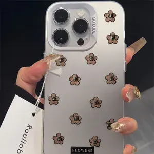 Чехол на Айфон 12 / iPhone 12 белый с рисунком коричневых цветочков классический ударопрочный чехол защитный от ударов для мобильного телефона