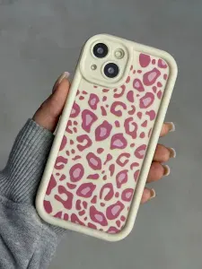 Чехол на iPhone 15 с принтом леопард розовый