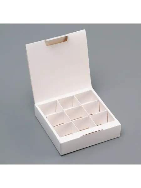Домный Коробка для конфет белая с крышкой 13.7x13.7 см