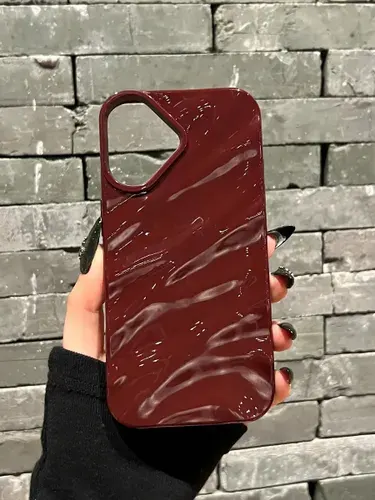 Чехол на iPhone 16 волнистый