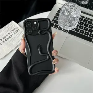 Чехол черного цвета на iPhone 16 с змеиным принтом, пластик