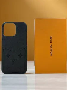 Черный чехол Louis Vuitton для iPhone 16 Pro Max, экокожа, карман для карты, защитный бортик