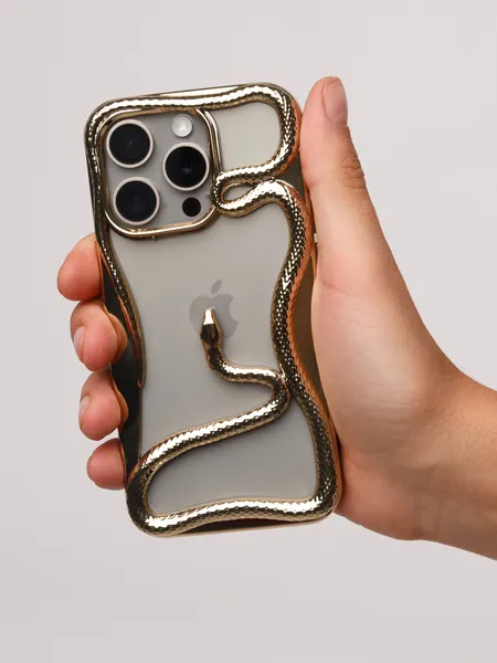 Чехол черного цвета на iPhone 16 Plus с змеиным принтом, пластик