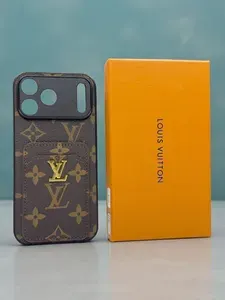Чехол Louis Vuitton с золотым логотипом и картхолдером для iPhone 17 Pro Max