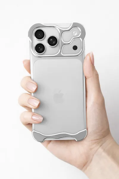 Чехол на Айфон 17 Про (iPhone 17 Pro) металлический с защитой камеры и поддержкой беспроводной зарядки, серебро