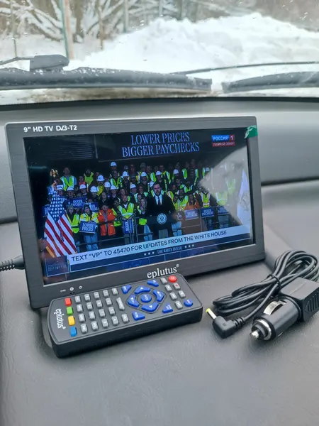 Автомобильный телевизор 9" (22.86 см) Eplutus 910, встроенный АКБ, автозарядка