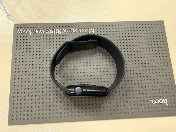 Смарт-часы Apple Watch SE 2022 44mm Silver Aluminum Case with White Sport Band, размер M/L, черный. б/у, уценка